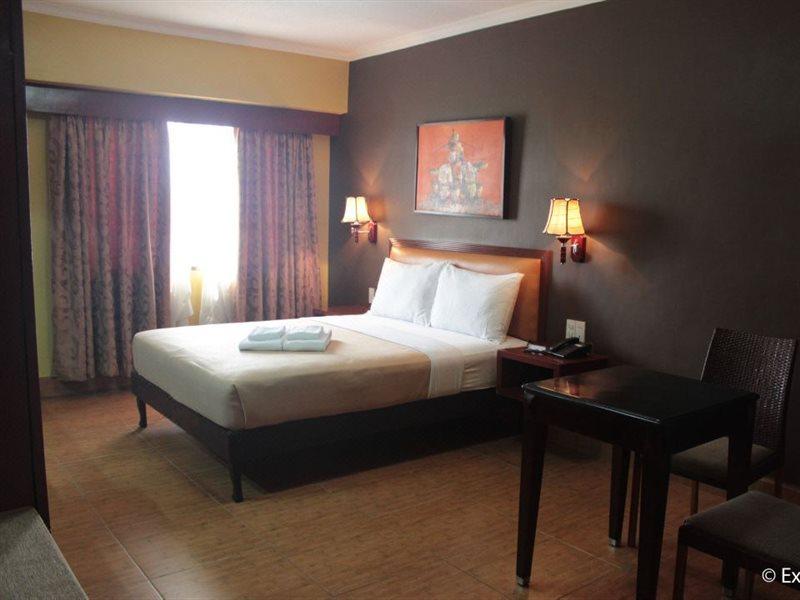 Pamulinawen Hotel Laoag Exteriör bild