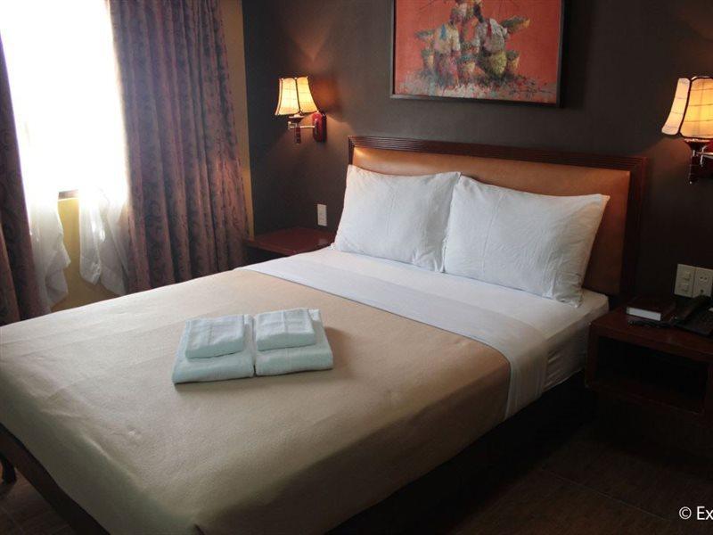 Pamulinawen Hotel Laoag Exteriör bild