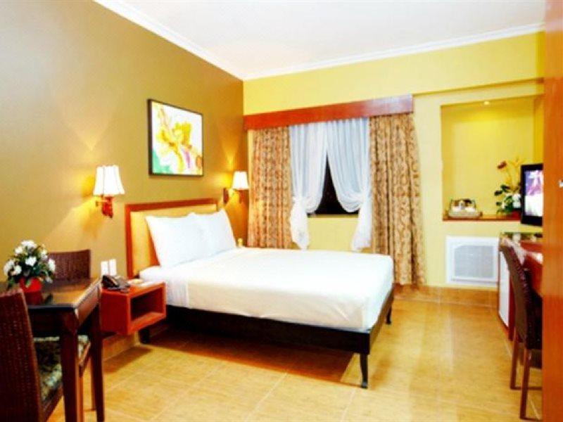 Pamulinawen Hotel Laoag Exteriör bild