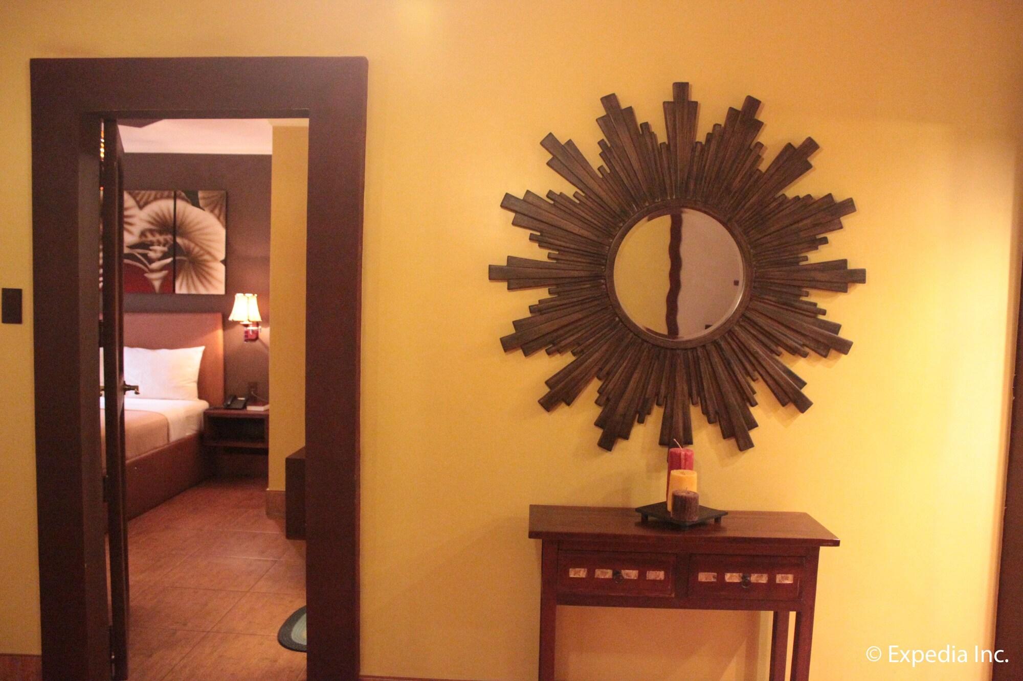 Pamulinawen Hotel Laoag Exteriör bild