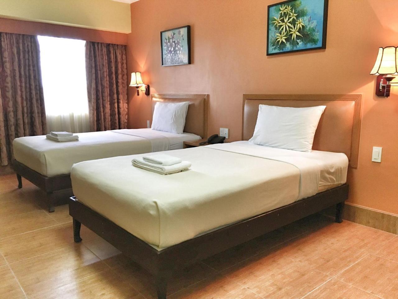 Pamulinawen Hotel Laoag Exteriör bild
